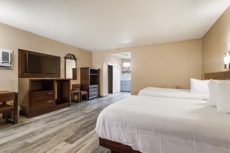 Country Inn Sonora - Double Q Suite Bed with TV set and Work Desk
