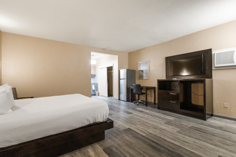 Country Inn Sonora - King Suite with TV and Working Desk