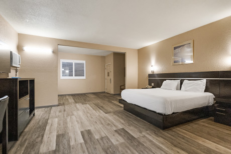 Country Inn Sonora - King Suite Bedroom