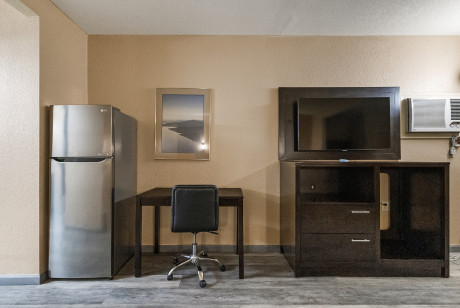 Country Inn Sonora - King Suite with TV and Working Desk