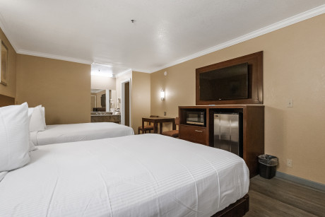 Country Inn Sonora - Double Queen Beds with TV and Desk