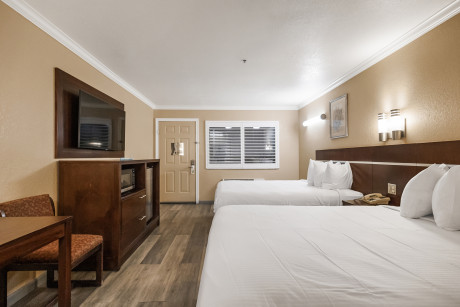 Country Inn Sonora - Double Queen Beds with TV and Desk