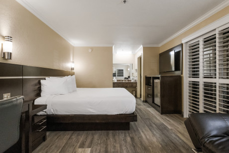 One King Bed - Non Smoking