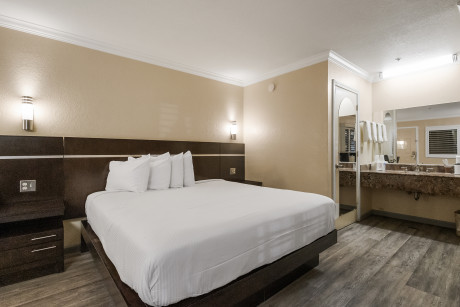 Country Inn Sonora - King Bed