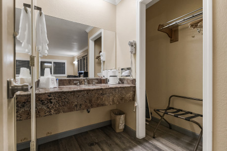 Country Inn Sonora - King Bedroom Basin