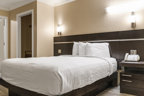 Country Inn Sonora - One Queen Bed Accessible