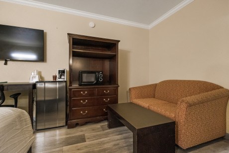 Country Inn Sonora - One Queen Bed Accessible with Sofa and TV