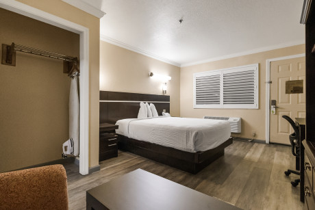 Country Inn Sonora - One Queen Bed Accessible with Ironing Board