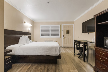 One Queen Bed - Non Smoking