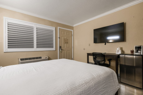 Country Inn Sonora - One Queen Bed Accessible with TV