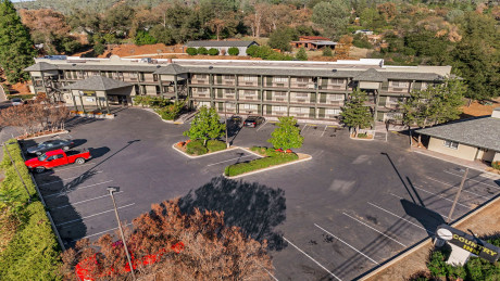 Country Inn Sonora - Outside Front View With Parking