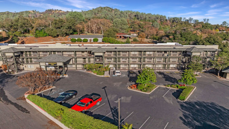 Country Inn Sonora - Exterior Front View With Parking