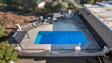 Country Inn Sonora - Swimming Pool Area